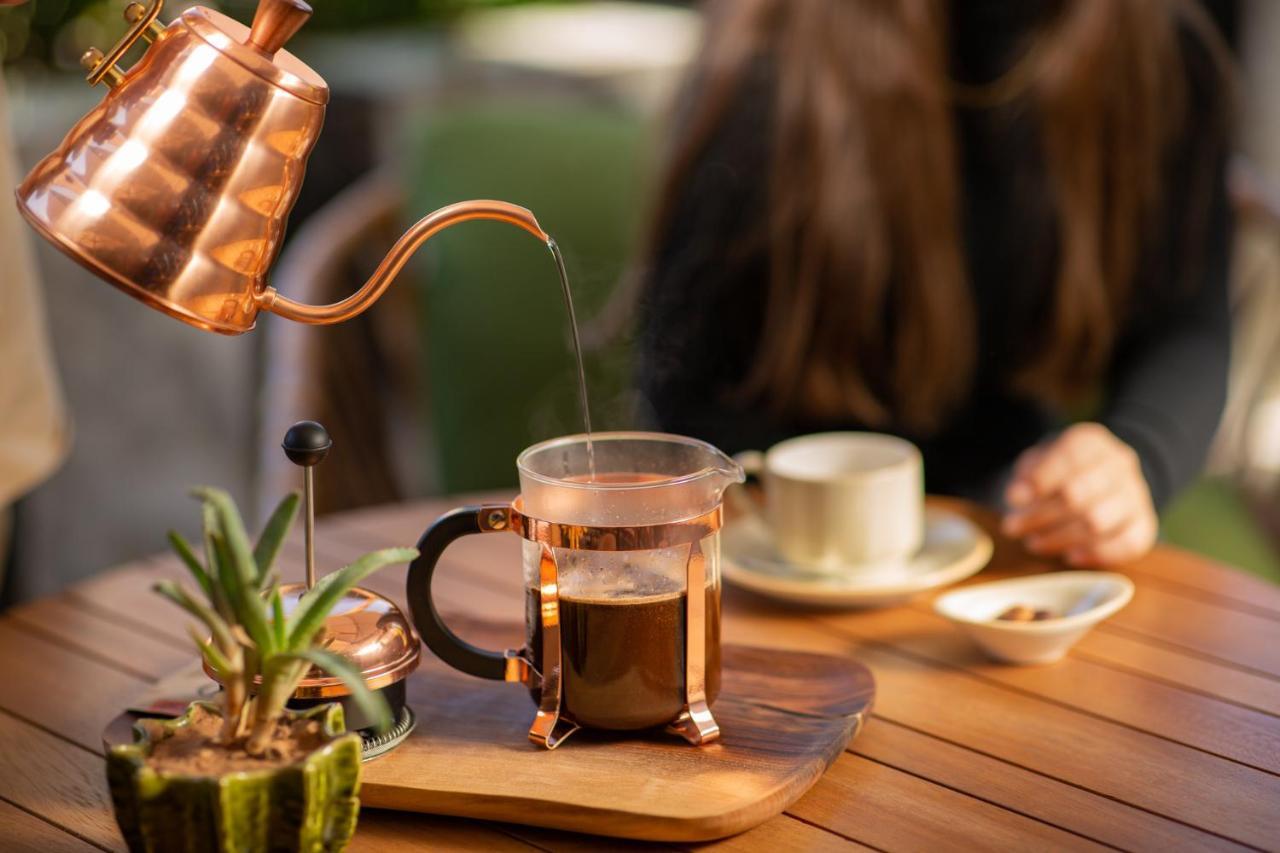 Hotel Jadali & Spa Marraquexe Exterior foto A copper kettle and a glass cup